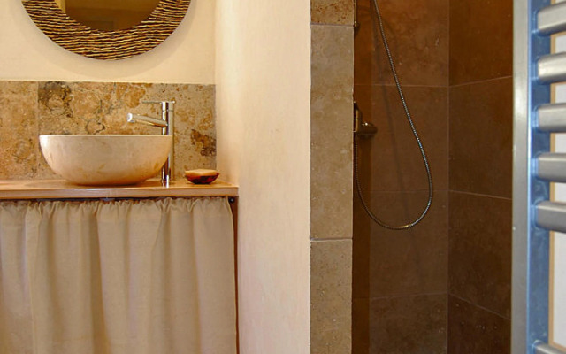 Lovely Stone House Withe Private Terrace, Le Pègue