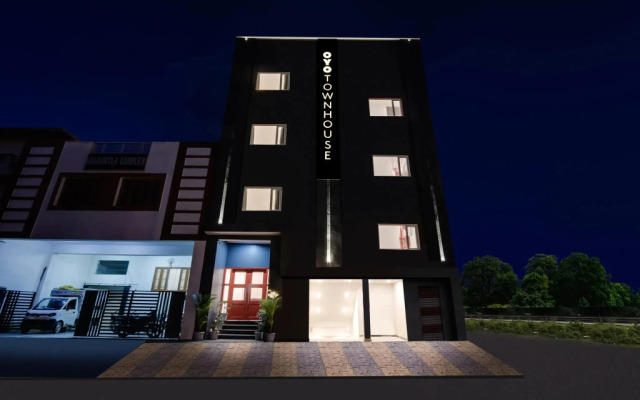 OYO Townhouse 217 The Awadh Airport