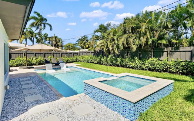 Stunning Poolside Luxury Retreat