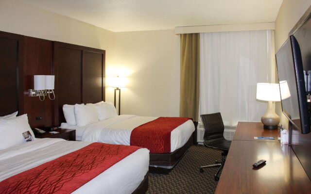 Comfort Inn and Suites Near Six Flags and Medical Center