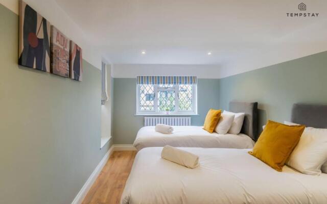 Stylish Home with Free Parking - 10 Mins To Legoland!