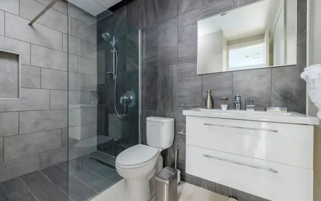 Eagle Beach Modern 2br2ba Beachfront Condo w Pool