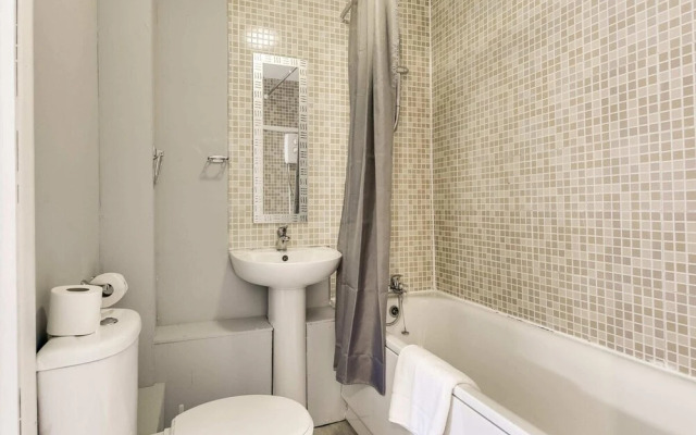 Lovely 4 Bed House w Garden, 1 Stop to Waterloo