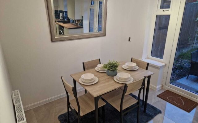 Stunning 3-bed Home Near City Centre, Chic Comfort