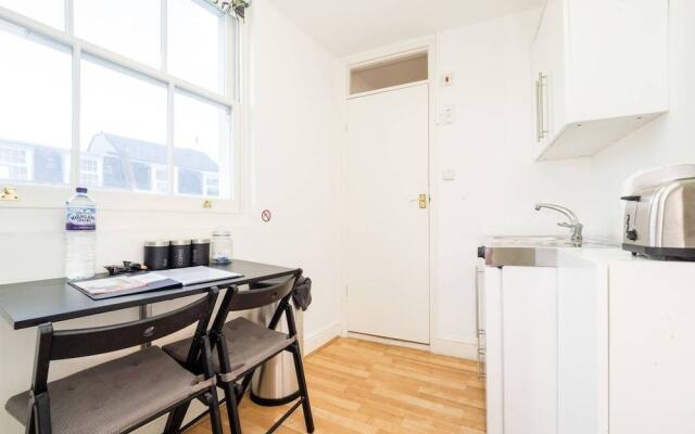 Top Floor Compact Apartment Notting Hill