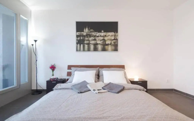 Bright studio, 10min to the Centre, free Netflix