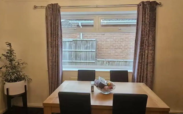 Pet Friendly - 2 Bedrooms - 4 Guests - Parking