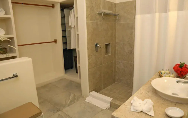 Villas Carey Condo