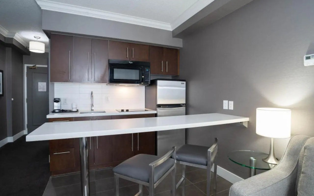Stage West All-Suite Hotel & Theatre Restaurant