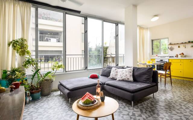 One of a kind Bright Modern and Central