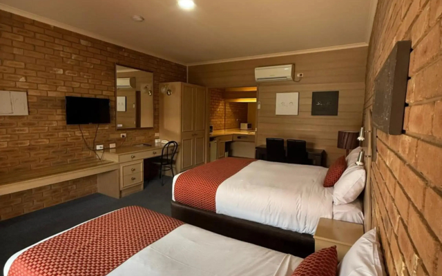Quality Inn Colonial