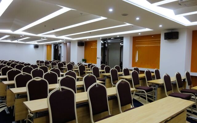 Holiday Villa Hotel & Residence
