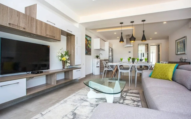 Amazing 2BR Condo w/ Pool+views!! Dream Location!!