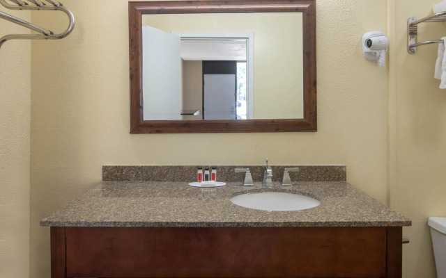 Travelodge by Wyndham Savannah Area/Richmond Hill