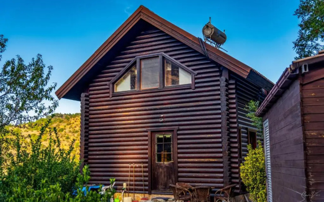 *2 bdr log house /mountains/Queen bed/fireplace