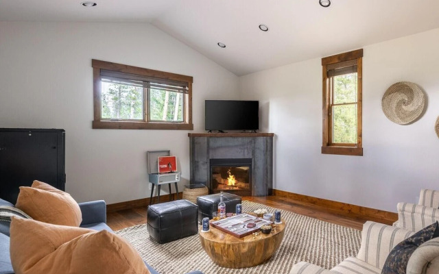 Dillon - Private Mountain Home w Hot Tub w Views & Shuffleboard!