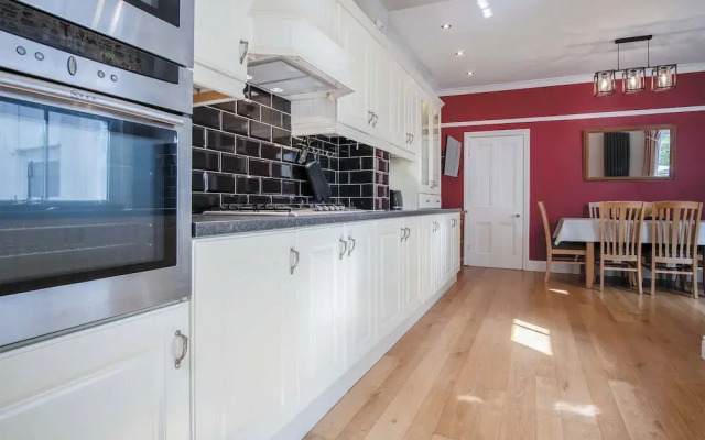 Overland Road 4 Bed House Mumbles