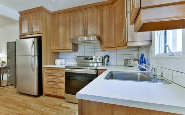 Lovely 1BR - 5mins from Laurier Metro