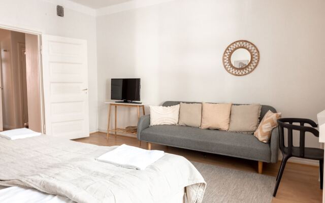 2ndhomes Spacious Studio in the Center