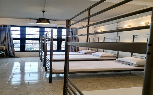 8 Sleepers Street Hostel