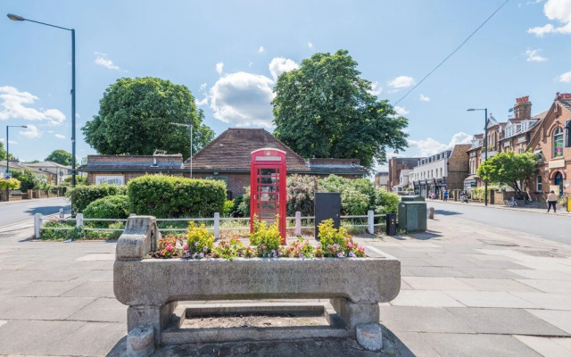 Traditional Richmond Home by Twickenham Green