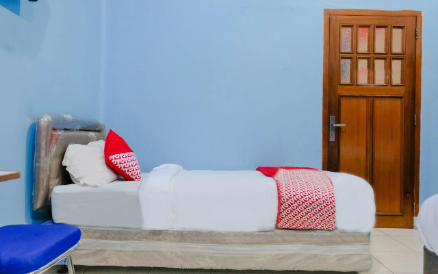OYO 778 Guest House Amalia Malang