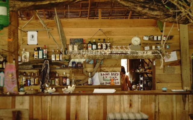 Driftwood Hostel and Bungalows