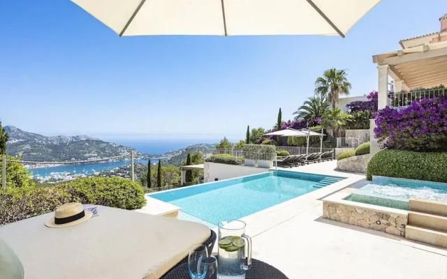 Majestic Villa With Harbour Views