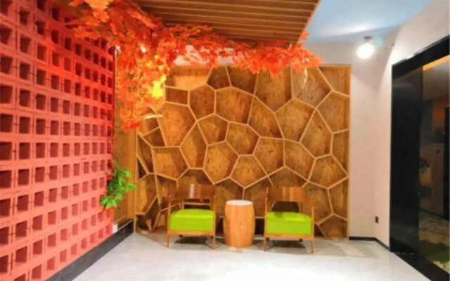 Kee Royal Hotel (Dengzhou Hua Chau Academy Store)