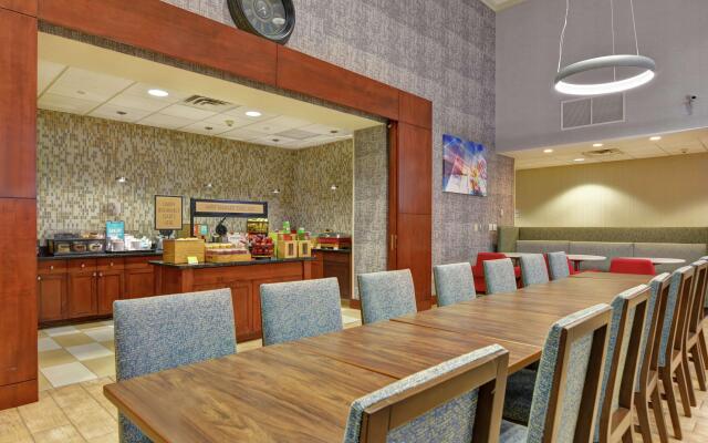 Hampton Inn & Suites Newark-Harrison-Riverwalk