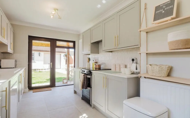 Beautiful 4 BD Home near Woodstock