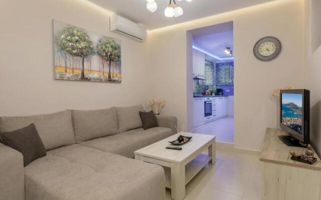 Evia's Apartment - New Apartment In Town!