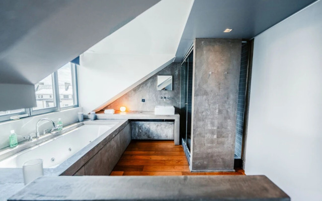 Luxurious 1BR Apt w Prkg & Jacuzzi Btub