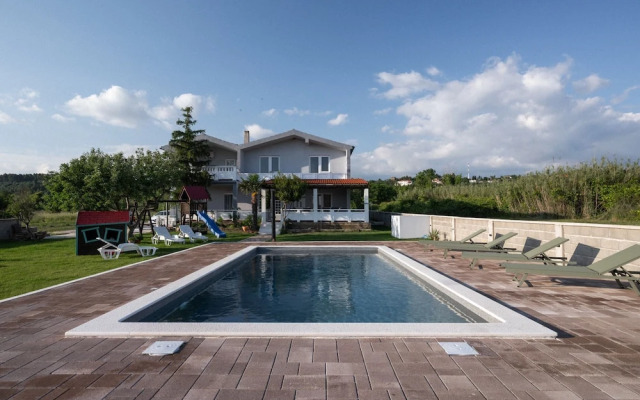 House Rose With Garden and Pool