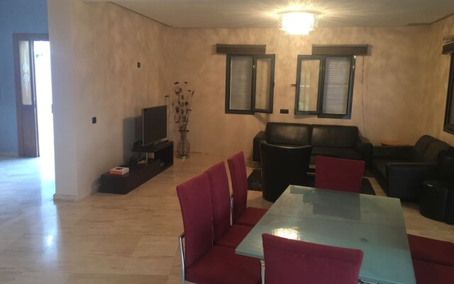 Luxurious 5 Bedrooms Villa Ref HI51053