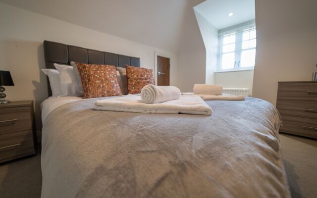 Helios Court Penthouse Serviced Apartment by Ferndale