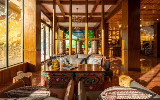 Far Mountain Dream Hotel