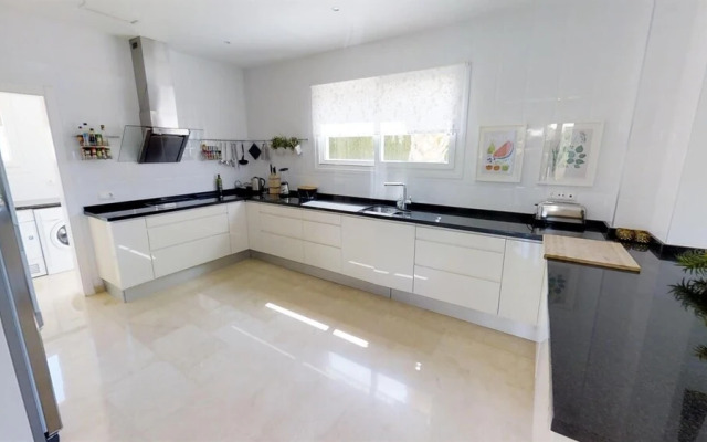 Exquisite Villa Near Beach - Heated Pool