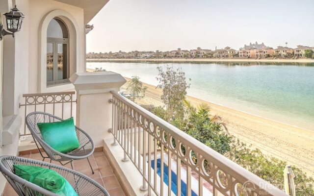 The Palm Jumeirah Villas - Frond E by LUX Holiday Home