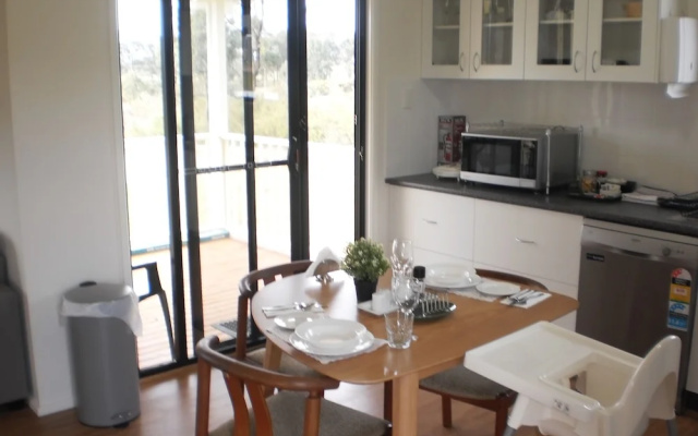 Riverdowns Cottage – Guest Rooms – Clarence Town