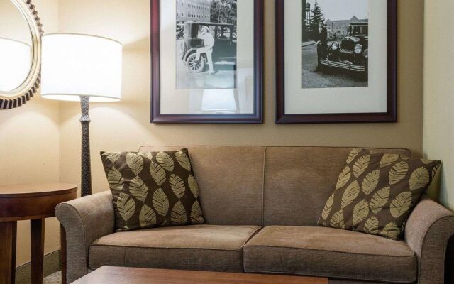 Russell Inn & Suites