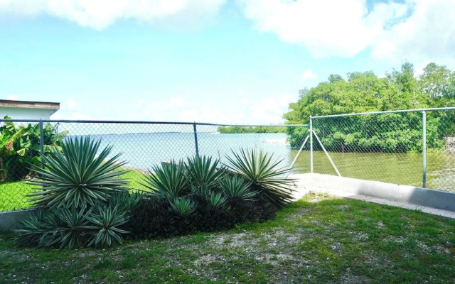 Poolside Seaview Studio With Infinity Pool & Overwater Deck Near Airport, 1st FL