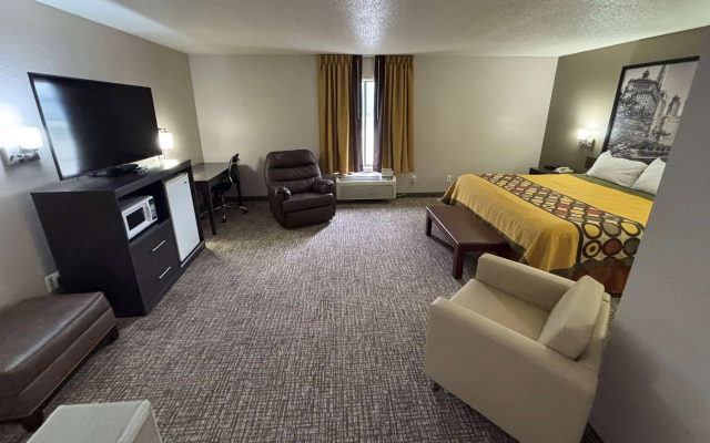 Super 8 by Wyndham Marshall