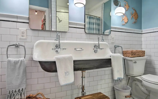 Stunning Charlotte Home: Private Pool!
