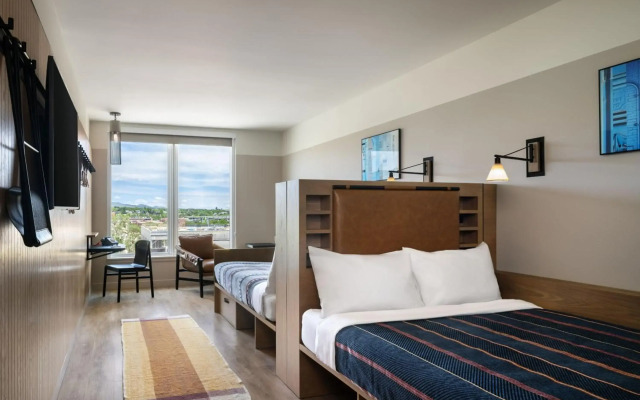 Moxy Boulder University