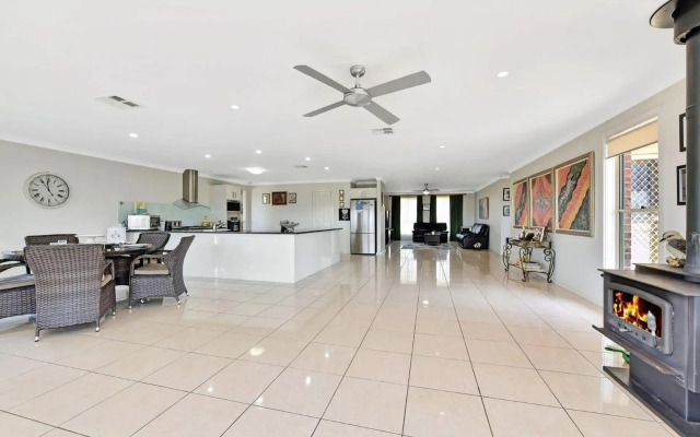 Noble Willow Estate Lovedale. Super Spacious, with views and pool