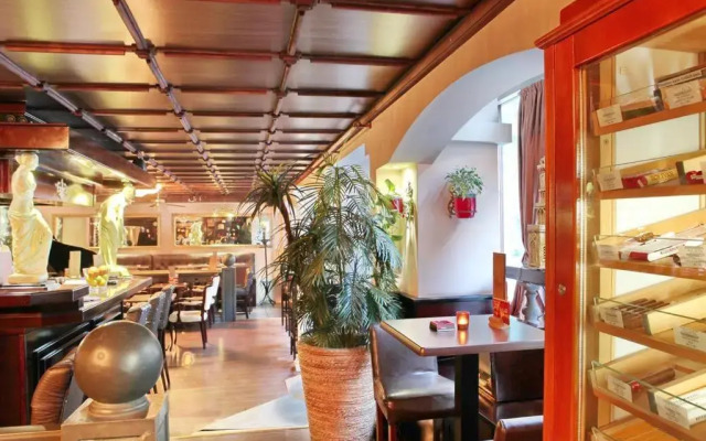 Queen's Astoria Design Hotel