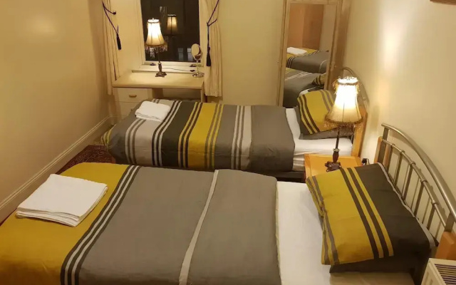 2 Bed Flat - Sleeps 4 - Parking - Wifi