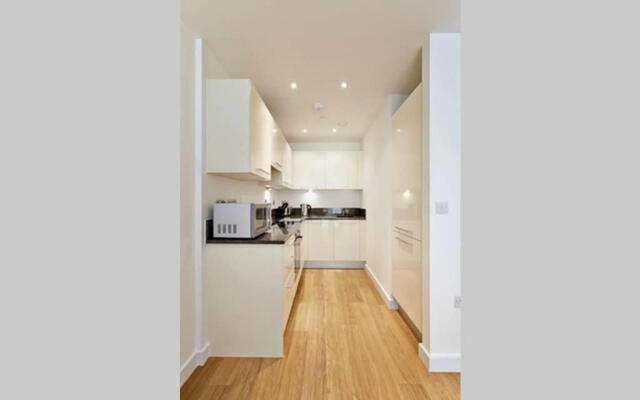 MODERN APARTMENT at SLOUGH STATION, LONDON IN 18 MINS!