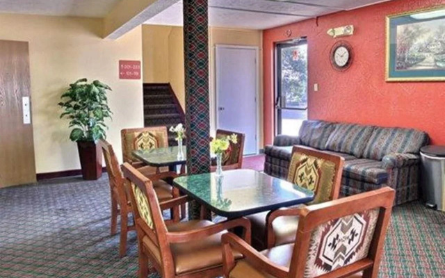 Econo Lodge Lansing - Leavenworth